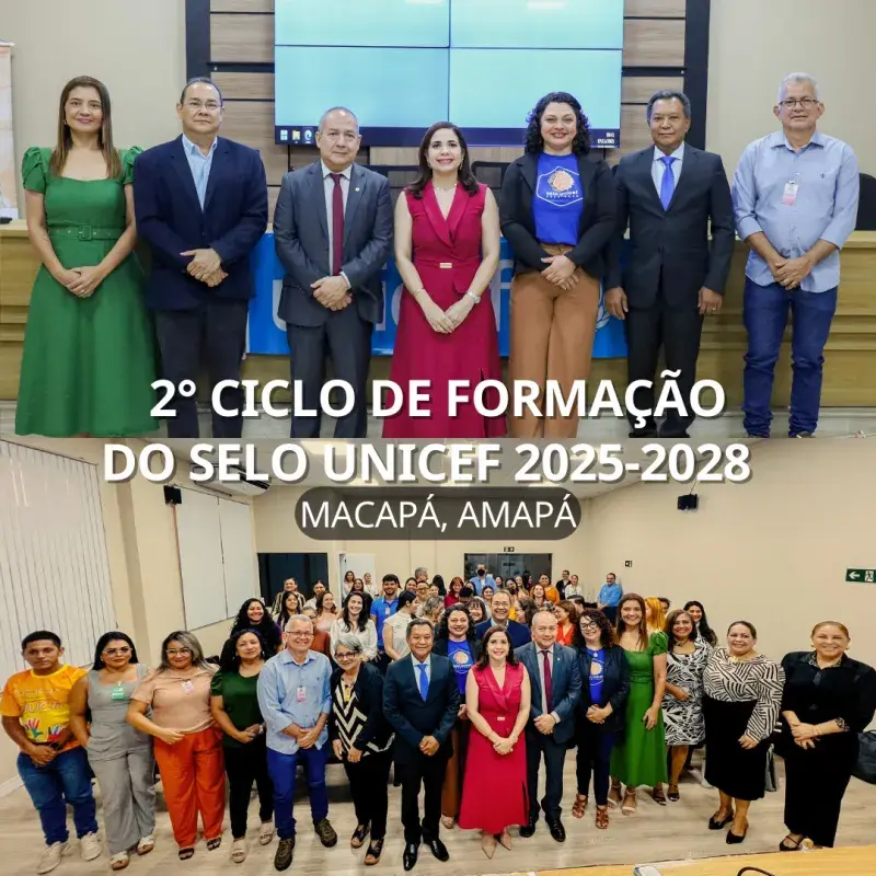 Grupo pousa para fotografia em ambiente fechado