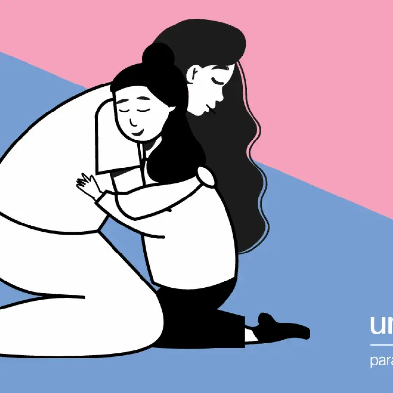 Em desenho, uma mulher adulta abraça uma criança, ao fundo logo do UNICEF