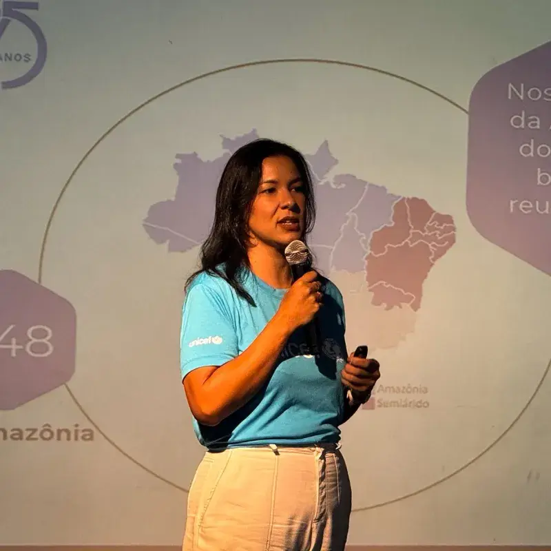Representante da UNICEF palestrando em Roraima