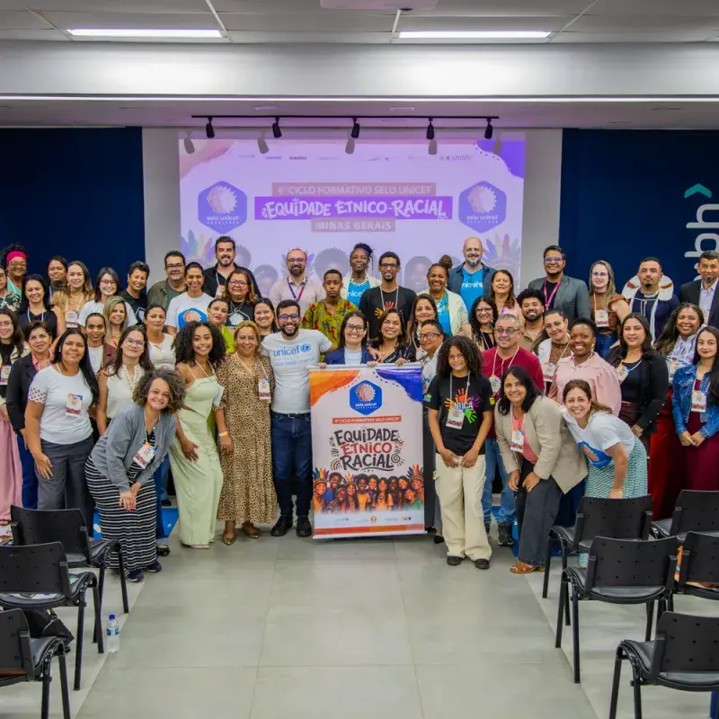 Foto coletiva de participantes do 4º Ciclo Formativo do Selo UNICEF em Minas Gerais, dedicado à Equidade Étnico-Racial.