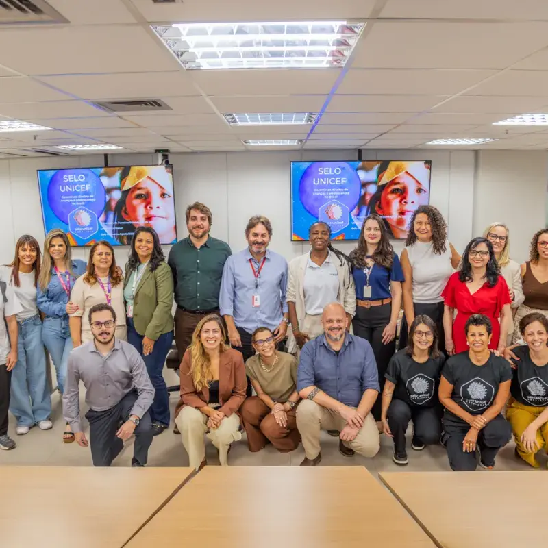Grupo de representantes de diferentes instituições posa para foto durante encontro do Selo UNICEF em Minas Gerais.