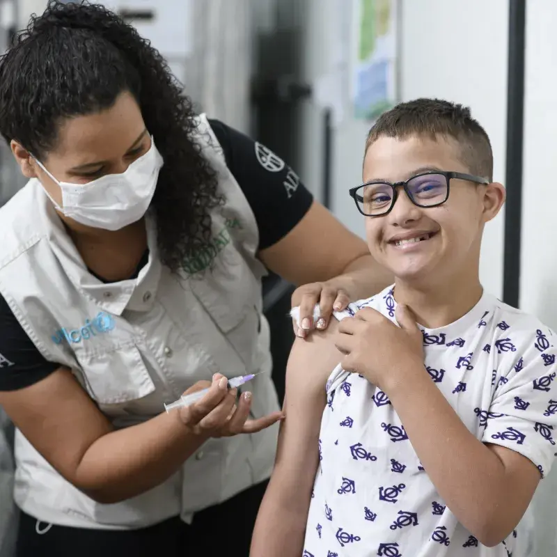 Criança recebe vacina no braço